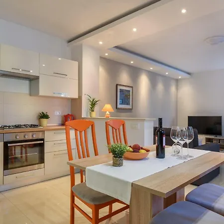 Perusko Apartamento Pula