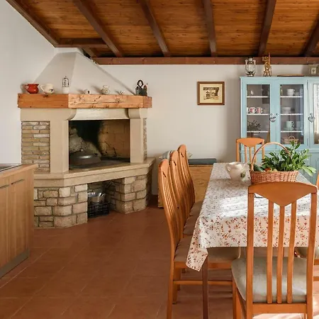 Perusko Apartamento Pula